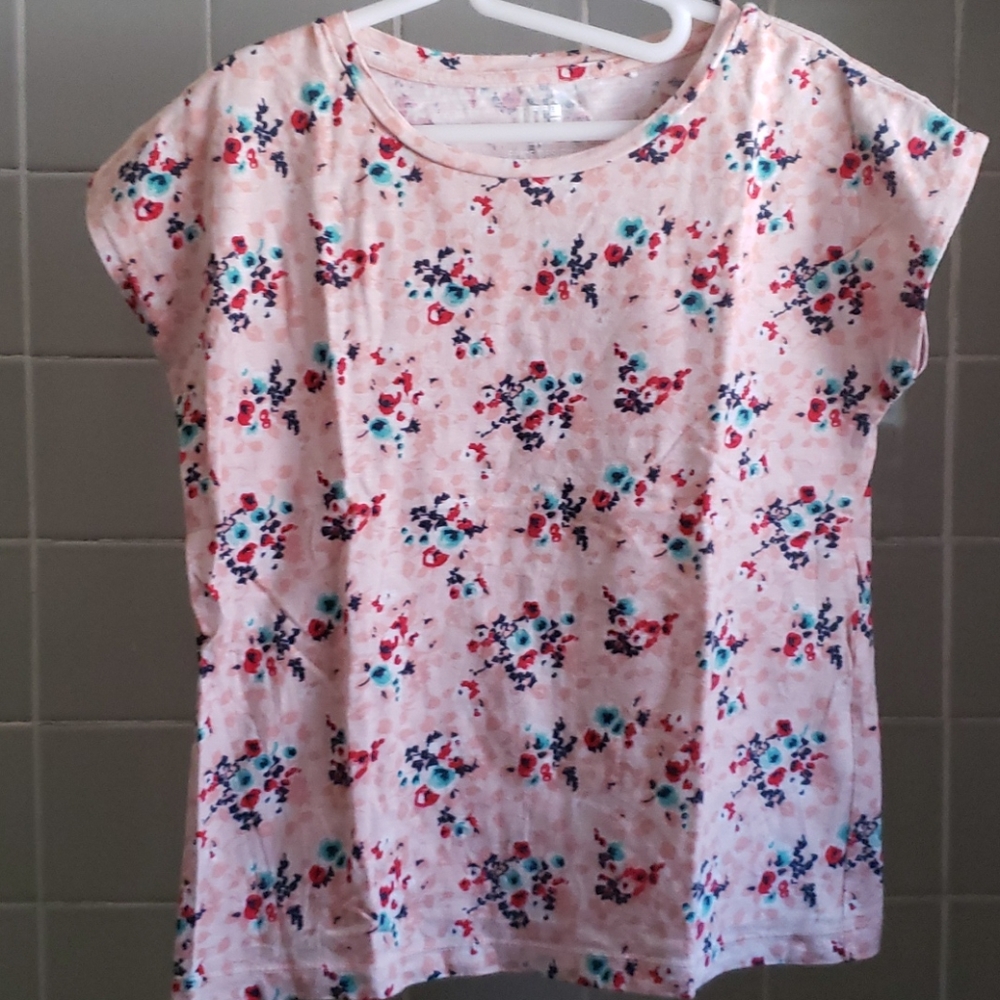 Uniqlo girl's tee